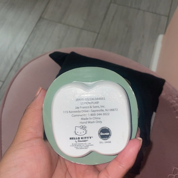 NEW Hello kitty Soap Dispenser - Picture 3 of 3